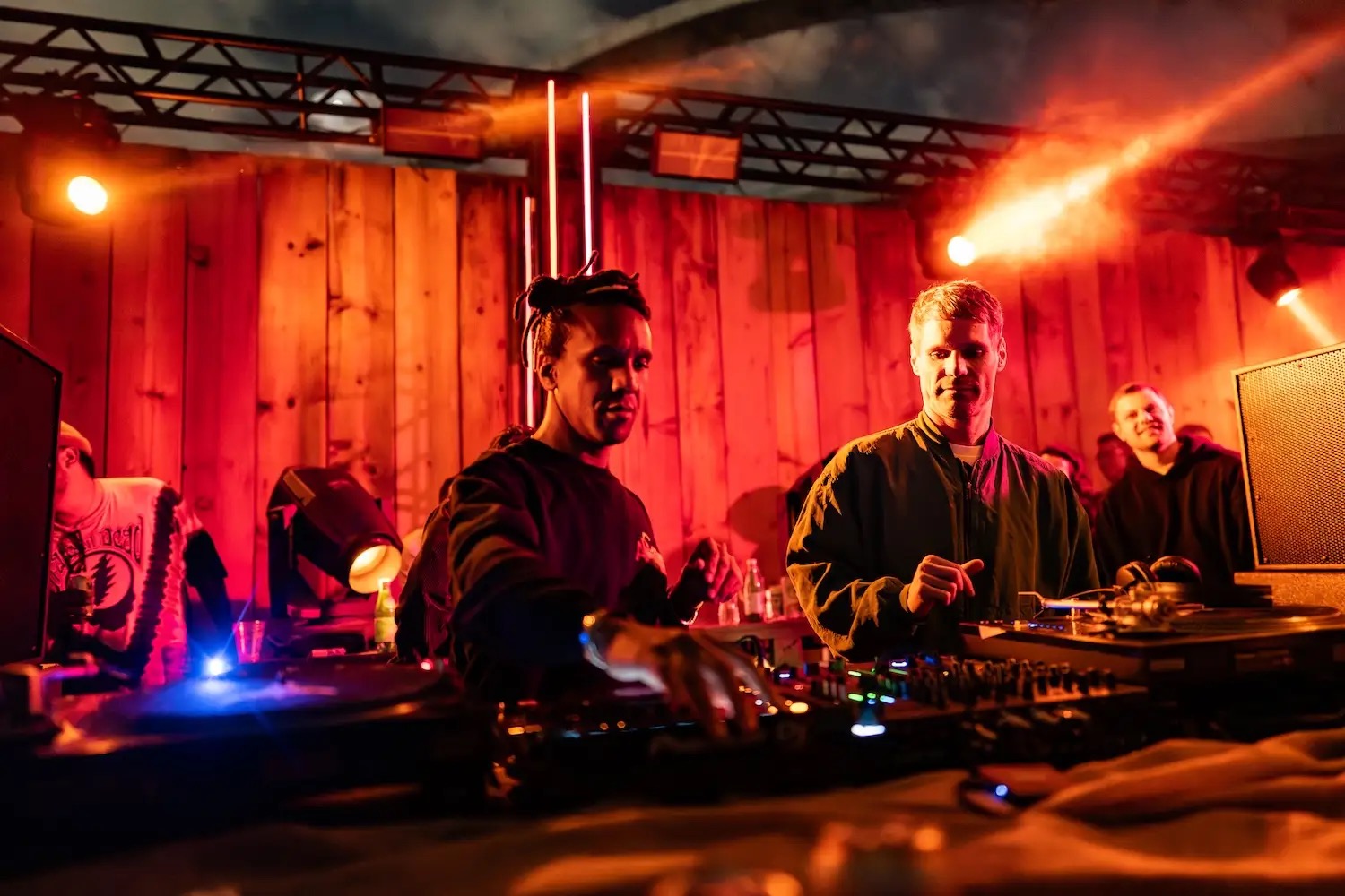 Dyed Soundorom: la corriente que enciende la sala
